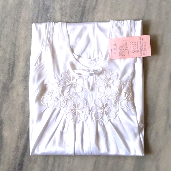 NWT. Woman's Flower embroidered nightgown. - Picture 4 of 5